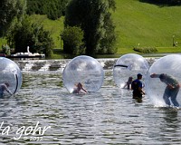 München Olympiapark - Im Wasser, aber ganz im trockenem