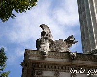 Der Fuß der Siegessäule, die Beschützer!